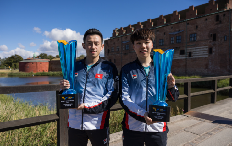 了微微的笑, AA, 男单冠军莫 了微微的笑, AA, 男单冠军莫